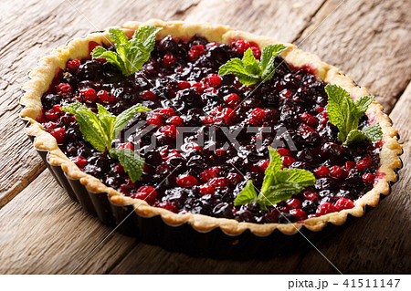 Rustic juicy tart with currant berries 41511147