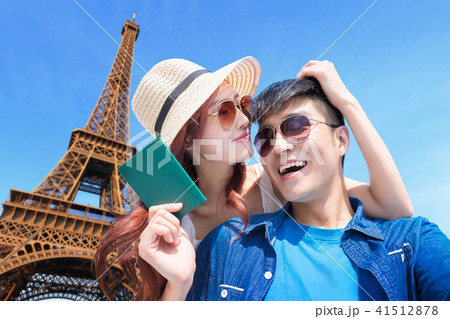 couple travel to paris couple travel to paris 41512878