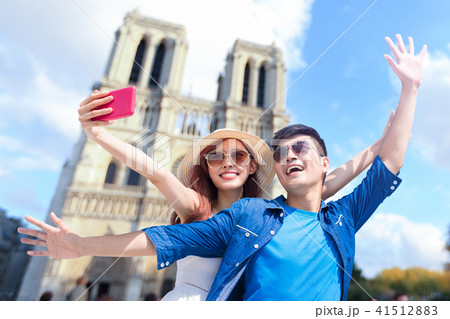 couple travel to paris 41512883