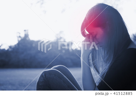 woman feel headache woman feel headache 41512885