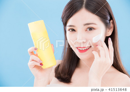 woman use sun cream woman use sun cream 41513648