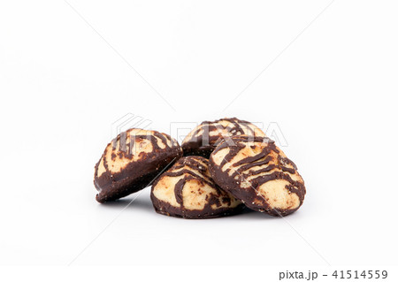 Biscuits with sweet filling on a white background 41514559