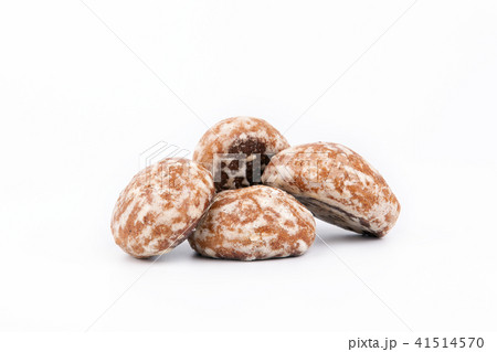 Biscuits with sweet filling on a white background 41514570