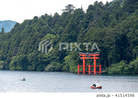 船上から望む箱根神社　平和の鳥居 41514596