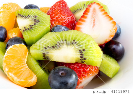 Close up fresh fruit salad in a white plate 41515972
