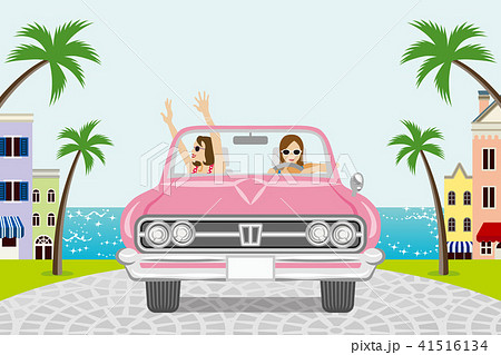 ピンクのオープンカーでドライブする二人の女性 海沿いの街のイラスト素材