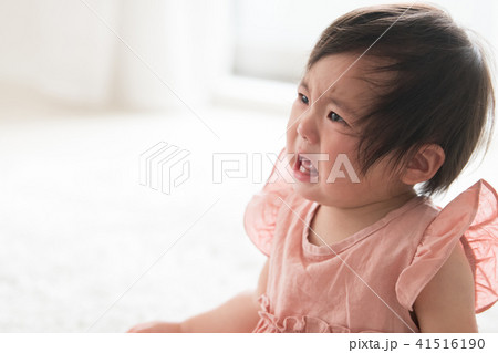 泣く赤ちゃん 女の子 1歳 子供の写真素材