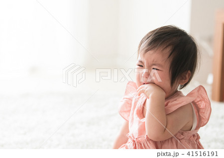 泣く赤ちゃん 女の子 1歳 子供の写真素材