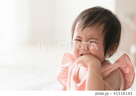 泣く赤ちゃん 女の子 1歳 子供の写真素材