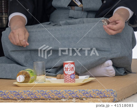 胡座をかく男性05 41518083