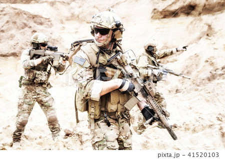 Special forces teamwork in desert raid operation Special forces teamwork in desert raid operation 41520103
