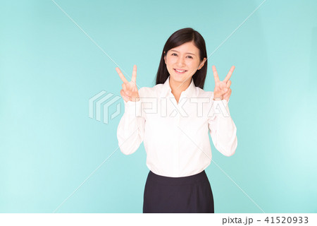 喜ぶ女性 41520933