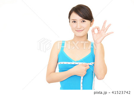 胸囲を測る女性 41523742