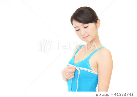胸囲を測る女性 41523743