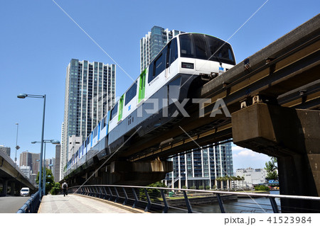 天王洲アイル駅付近を走行する東京モノレール 41523984