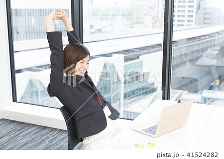 のびをする女性 41524282