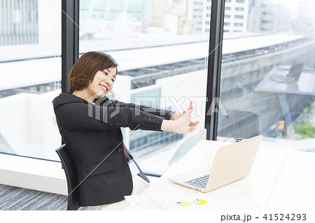 のびをする女性 41524293