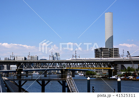 京浜運河橋梁を渡る回送中の東海道新幹線の写真素材