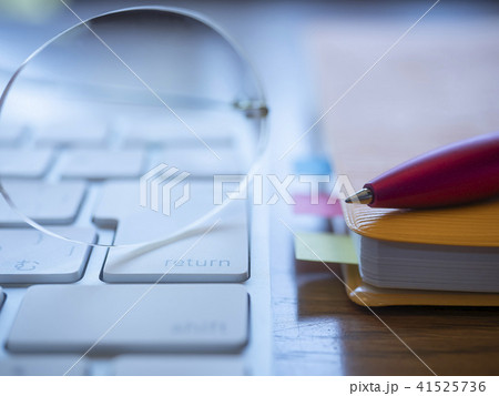 ビジネスイメージ・手帳・PC・メガネ・女性 41525736