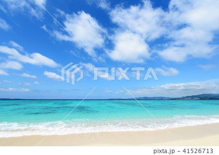 美しい沖縄のビーチと夏空 41526713
