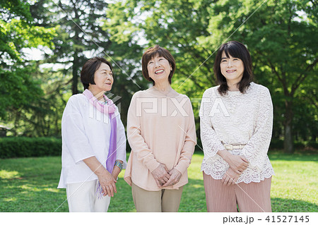 シニア 同窓会 女子会の写真素材