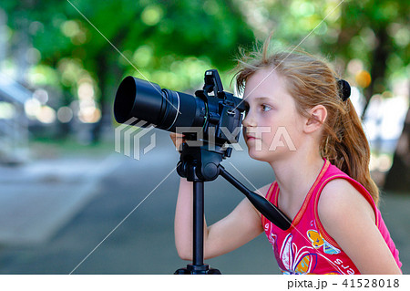 Little girl photographer 41528018