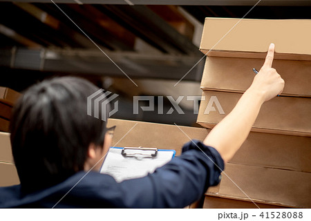 Asian worker man doing stocktaking in warehouse 41528088