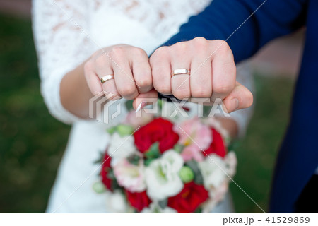 Close-up Bride and groom's hands with wedding rings 41529869