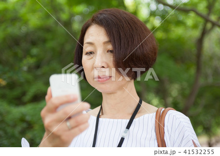 ビジネス　女性　通信　スマホ 41532255