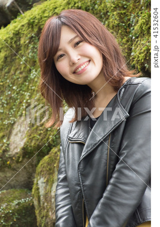 石垣の前の女性 41532604