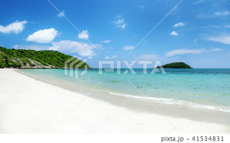 Clear water and blue sky on tropical sandy beach 41534831