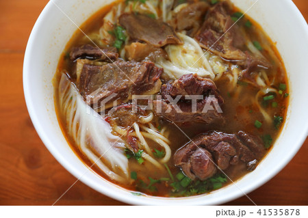 Beef Chinese noodle soup 41535878
