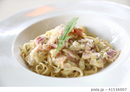 Spaghetti carbonara white sauce with bacon and cheese 41536007
