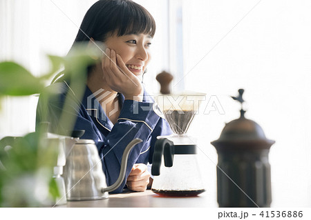 女性　リラックス 41536886