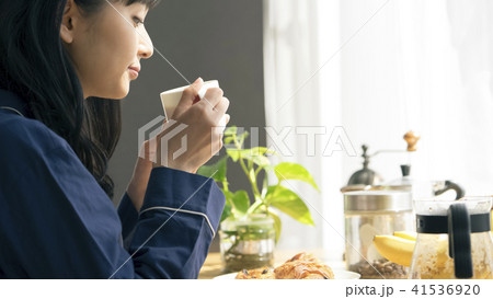 女性 ライフスタイル 朝食 女性 ライフスタイル 朝食 41536920