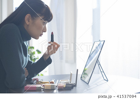 女性　ビューティー　メイクアップ　 41537094