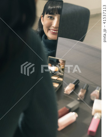女性 ビューティー メイクアップ 女性 ビューティー メイクアップ 41537113