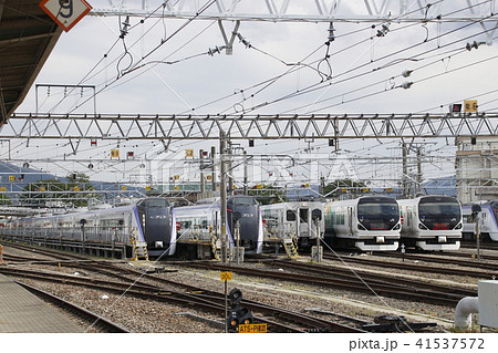 松本車両センターに留置中の特急あずさ車両 松本車両センターに留置中の特急あずさ車両 41537572
