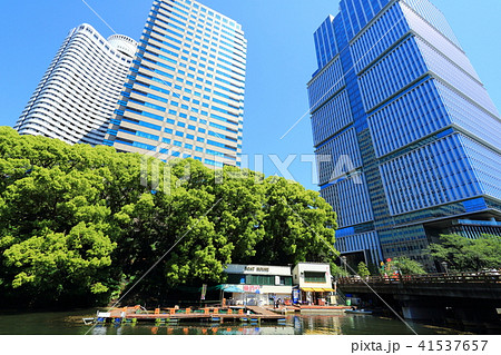 東京・紀尾井町の外濠と高層ビル群 41537657