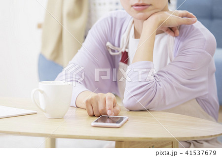 30代女性　疲れ　ストレス　鬱　体調不良　ボディパーツ　パーツカット　顔なし 41537679