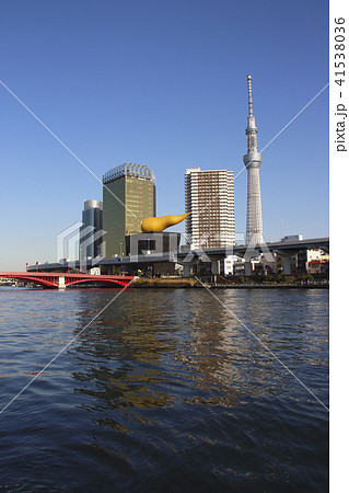 隅田川にかかる吾妻橋と東京スカイツリー（2017年12月） 41538036