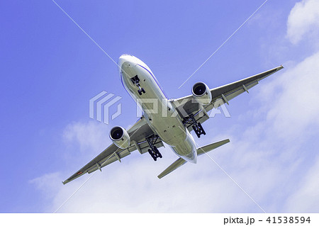 着陸する飛行機  ボーイング777-200 41538594