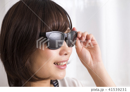ピンホール眼鏡をかけた女性 ピンホール眼鏡をかけた女性 41539231