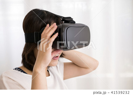 VRゴーグルをかけた女性 41539232