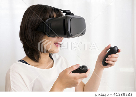 VRゴーグルをかけて操作する女性 VRゴーグルをかけて操作する女性 41539233
