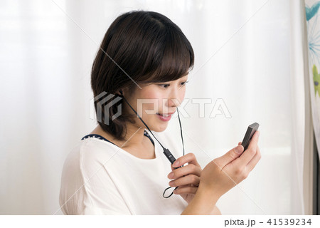 デジタルオーディオプレーヤーを聴く女性 デジタルオーディオプレーヤーを聴く女性 41539234