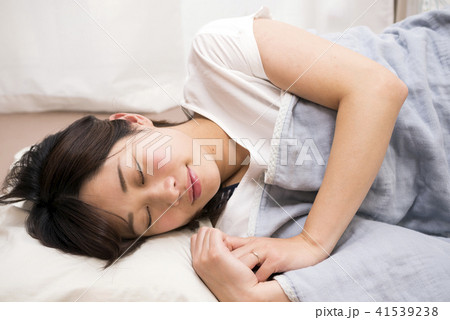横向きに寝る女性 41539238