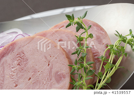 美味しいソーセージの盛り合わせ 41539557