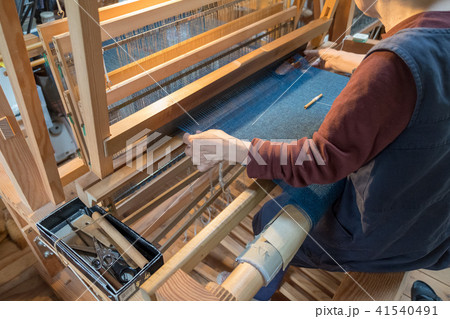 ウールのショールを織っている時の機織り作業 41540491