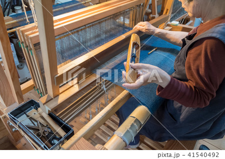 ウールのショールを織っている時の機織り作業 41540492